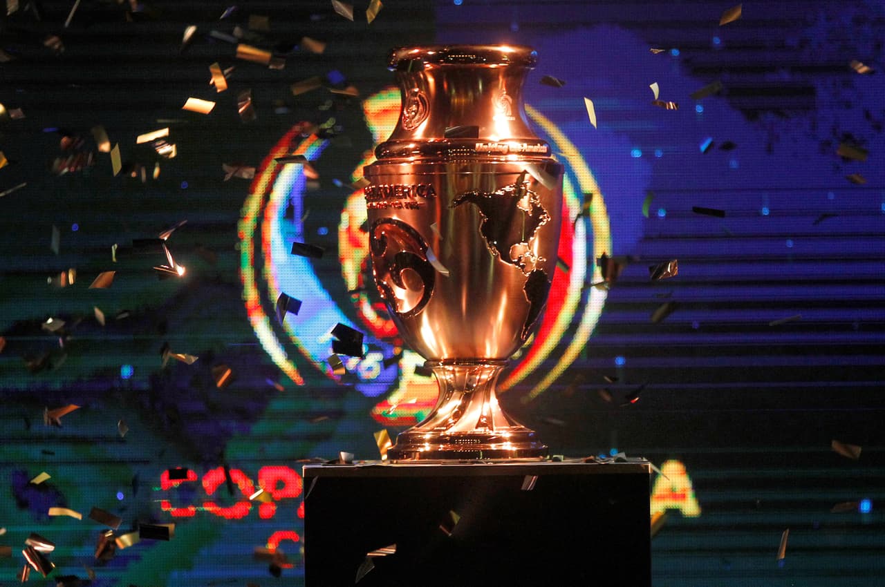 La Copa América es el torneo de selecciones en activo más antiguo del planeta. Este es el trofeo de la edición 'Centenario' que se disputó este año en Estados Unidos. (Crédito: Reuters)