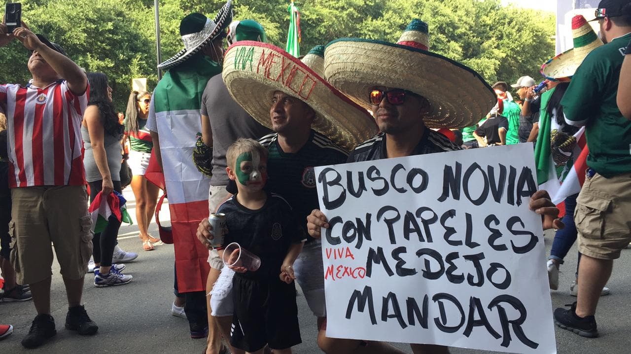 En las afueras del Bank of America Stadium los fanáticos mexicanos se alistan para el juego del Tri contra Martinica por el Grupo A de la Copa Oro.