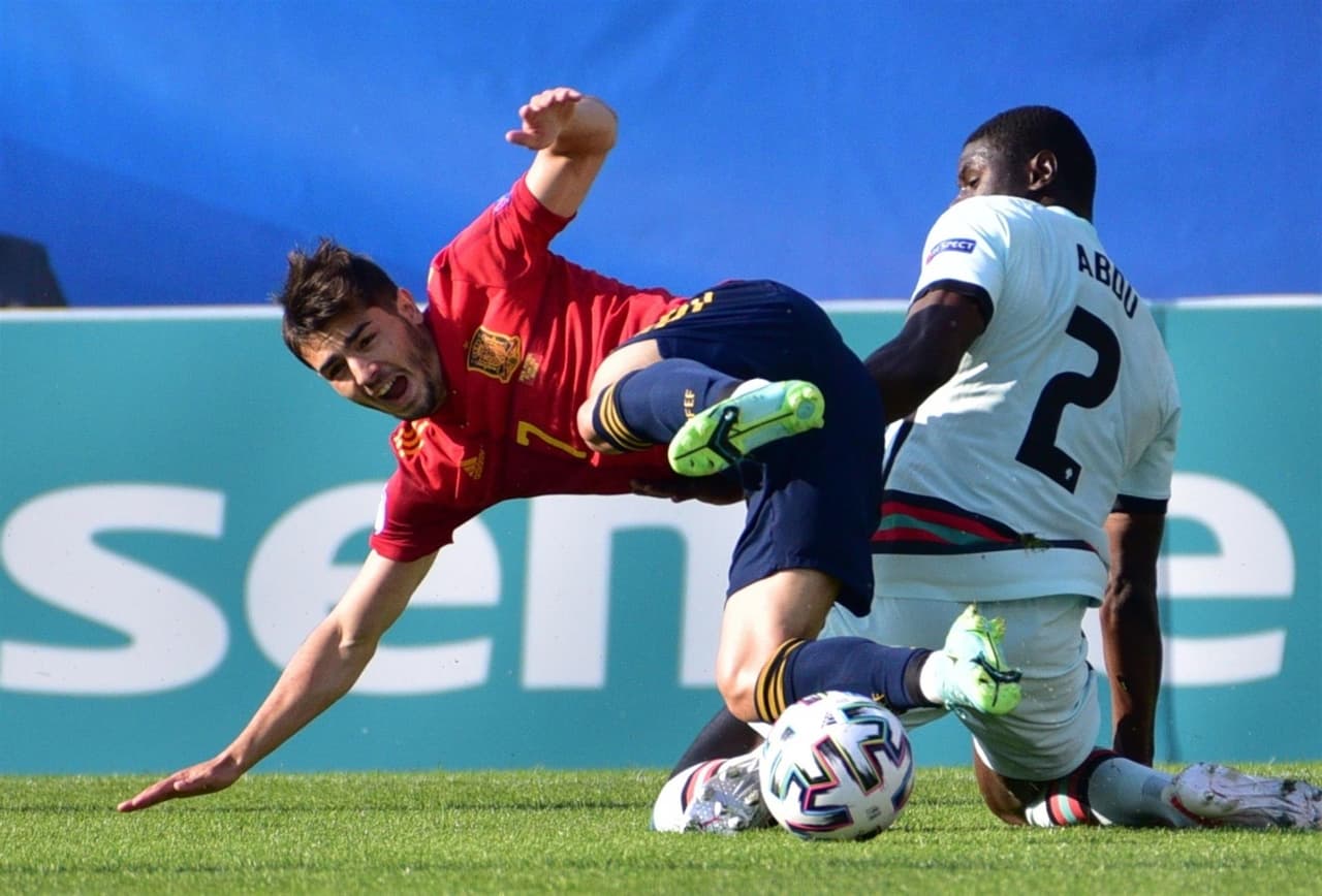 Portugal derrota a España por la mínima y es finalista de la Eurocopa Sub-21. Los lusos tuvieron poco acercamiento al área, y un toque desafortunado en el jugador español Jorge Cuenca, se convirtió en el gol que llevaría al equipo contrario a la final de esta justa. Su oponente será Alemania u Holanda.