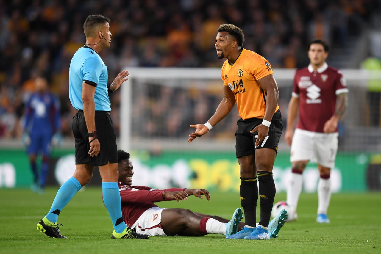 Adama Traore trata de convencer al árbitro.