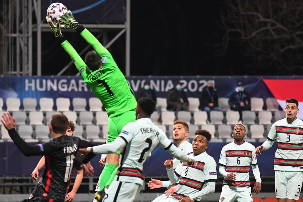 Portugal se impone a Croacia con la mínima durante la Eurocopa de la UEFA Sub-21. Fábio Vieira anotó el gol de la victoria al minuto 68 del encuentro. Los lusos enfrentarán a Inglaterra el domingo 28 de marzo, mientras que los croatas se medirán ante Suiza en el Grupo D.