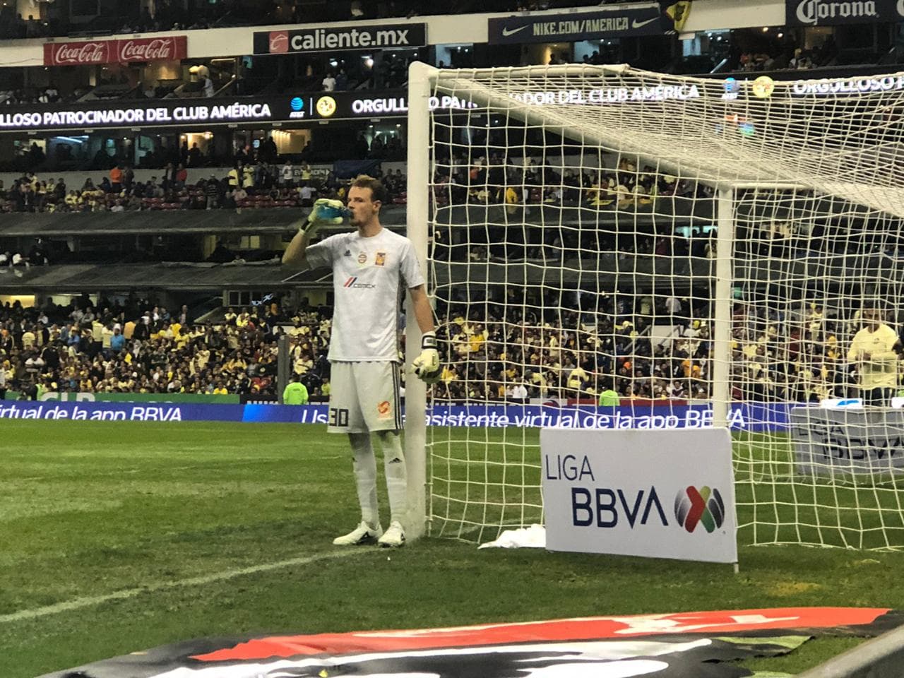 El canterano aprovecha una pausa para mantenerse hidratado, previo al empate de los Tigres recién arrancado el segundo tiempo.