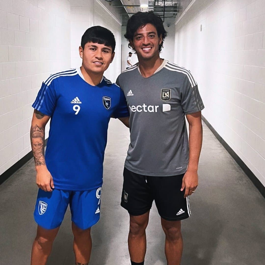 Antes del encuentro, reunión de cracks mexicanos: Chofis López se saludó con Carlos Vela.