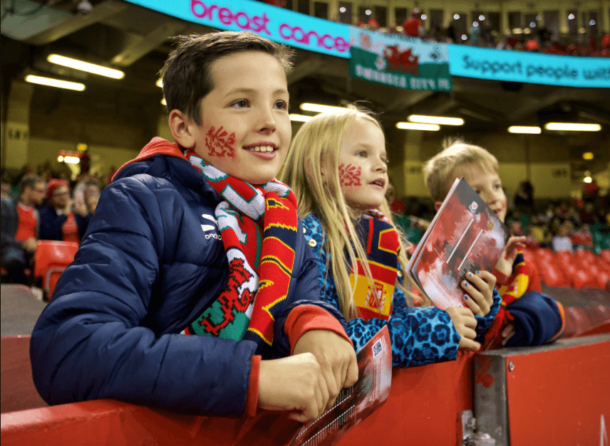 Los niños y su ilusión de ver a los ídolos del fútbol. Gareth Bale, entre tanto, no fue tenido en cuenta por una molestia muscular.