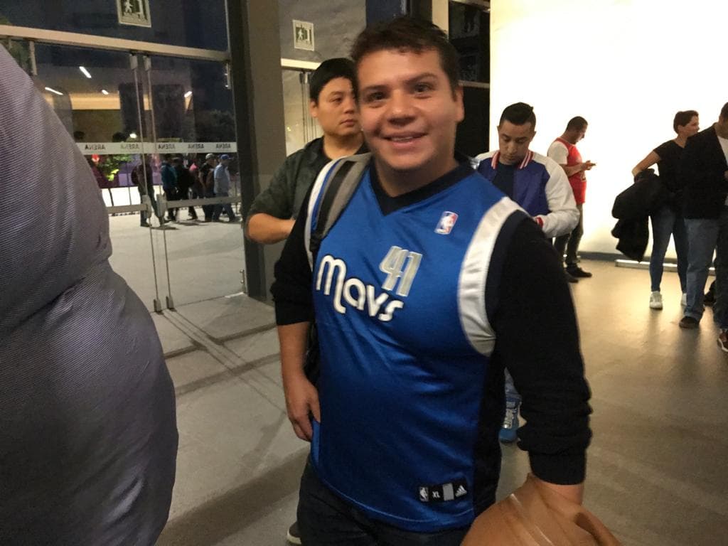 La afición mexicana luce diferentes jerseys, desde LeBron James hasta el de Najera.