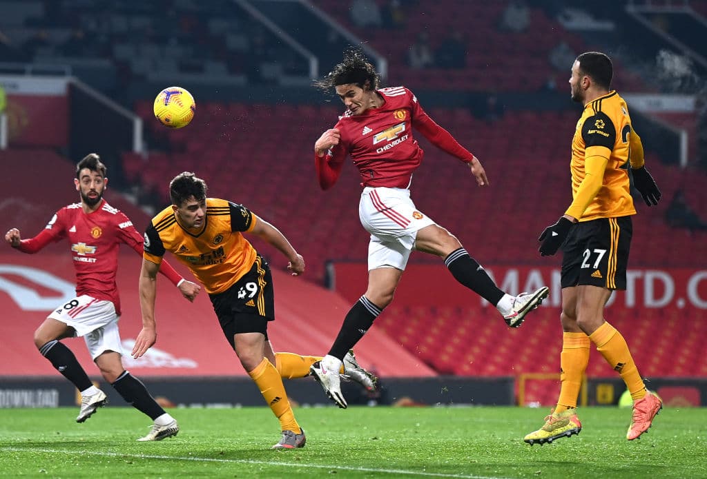 Con gol al minuto 93 de Marcus Rashford, el Manchester United se llevó la victoria sobre el Wolverhampton. El equipo visitante, sin Raúl Jiménez, no logró anotar y así los 'Red Devils' se colocan en segunda posición de la tabla sólamente a dos puntos del Liverpool en la Premier League.