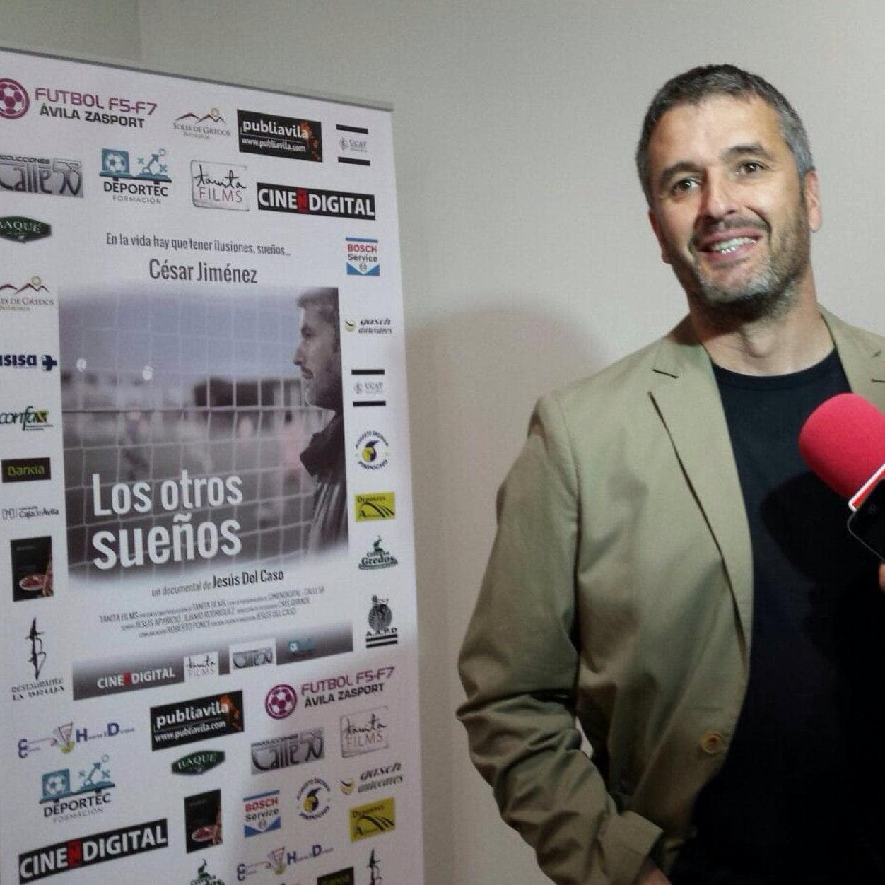 César Jiménez, más conocido como ‘el jugador que retiró Figo’. En una disputa por el esférico, una fuerte entrada de Figo le provocó una lesión en la rodilla y aún después de cirugía, no logró volver a las canchas. Lo más impresionante de esta lesión es que el árbitro no sacó ni una tarjeta.