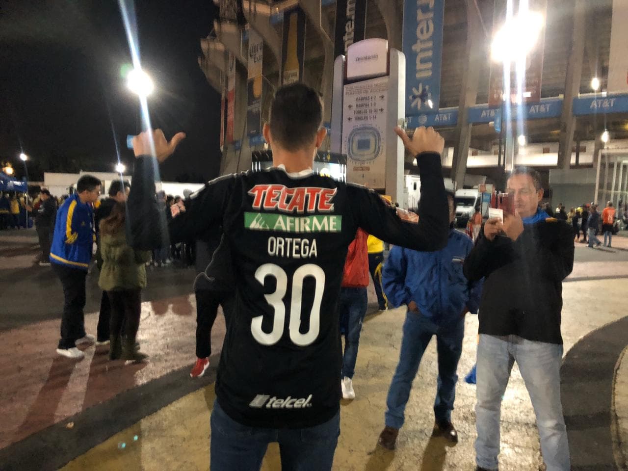 Mostrando su apoyo, porta la camiseta muy orgulloso antes de recordarle a su hermano cuánto lo ama.