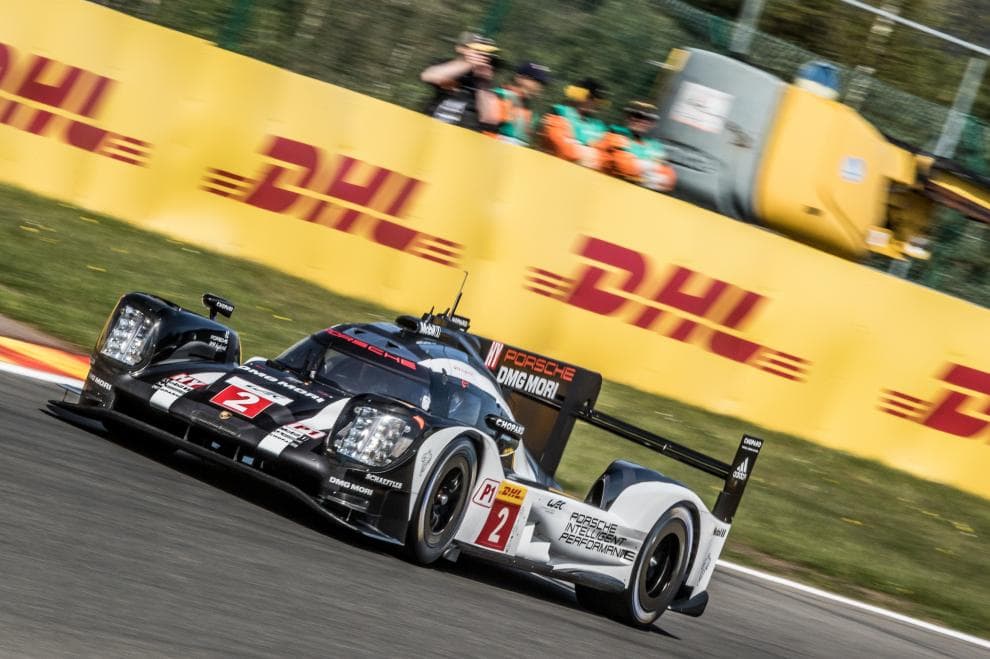 <b><a href="http://www.univision.com/noticias/porsche">Porsche</a></b> conquistó la gloria en el
<b>Campeonato Mundial de Endurance (WEC)</b> con el
<b> 919 Hybrid</b>. Este híbrido posee un
<b>motor de 2.0 litros y cuatro cilindos en V</b>, que produce casi
<b>500 caballos de fuerza</b>. El alemán
<b>Marc Lieb</b>, el suizo
<b>Neel Jani</b> y el francés
<b>Romain Dumas</b> lograron el título con este bólido en 2016.