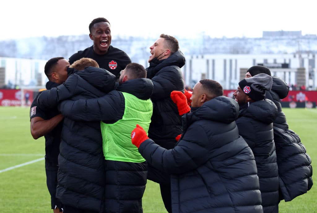 Con dos goles, uno durante los primeros minutos del encuentro por parte de Cyle Larin (7’) y uno ya al cierre del partido por Sam Adekugbe (90'+5'), Canadá se impuso ante Estados Unidos, manteniendo su liderato en la eliminatoria rumbo a Qatar 2022 y posicionándose como primero de la CONCACAF.