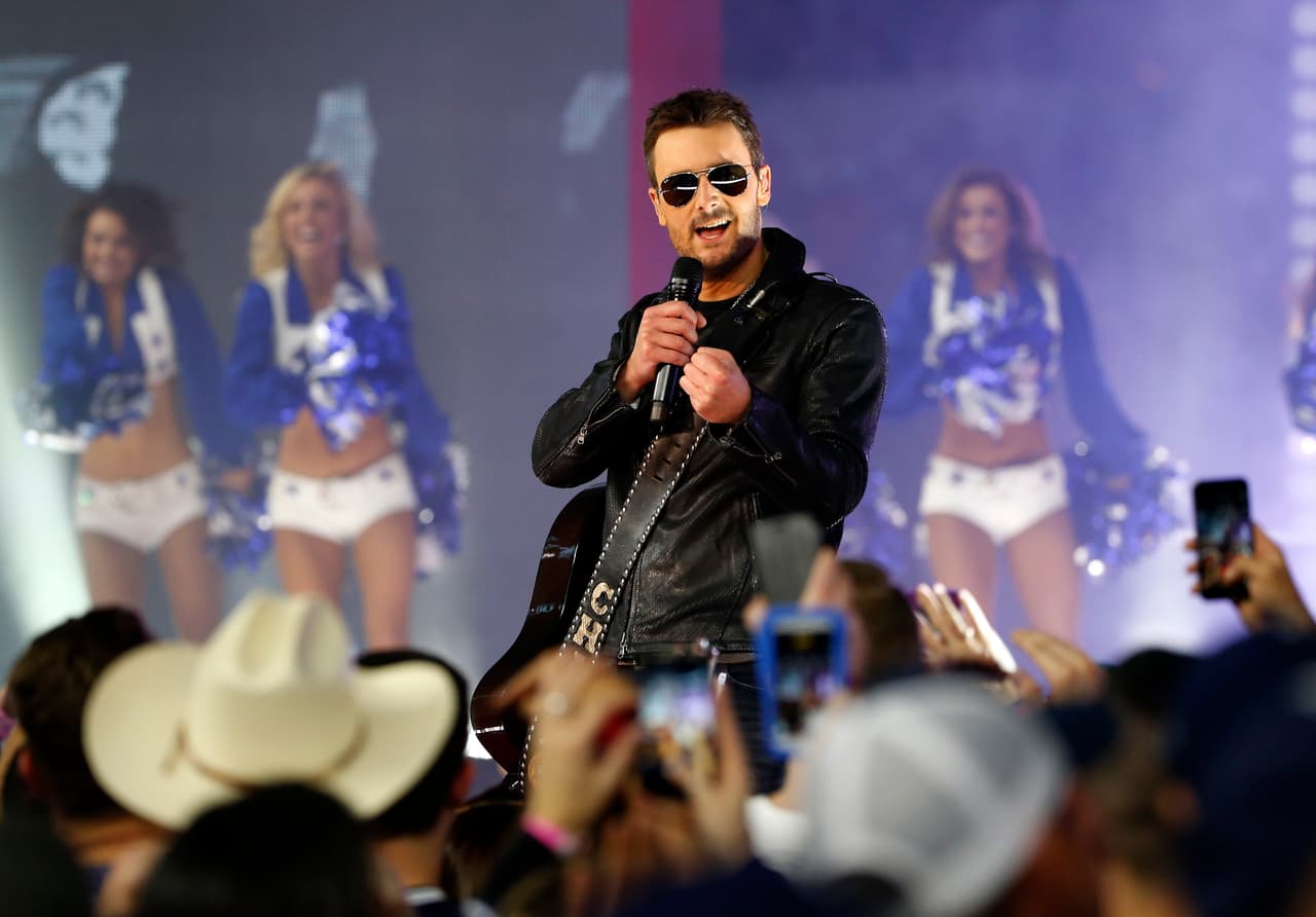 El show de medio tiempo estuvo a cargo de la estrella del country Eric Church quien fue acompañado por las 'Vaqueritas' en el medio campo del AT&T Stadium.