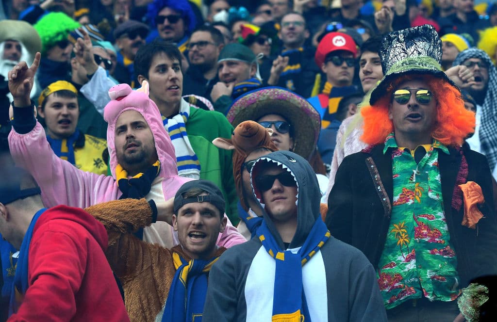 Pese al frío de la provincia de Udine, los aficionados viajan caracterizados desde Verona para ver a su equipo, pero también para mostrarle al rival que siempre estarán ahí con su club.