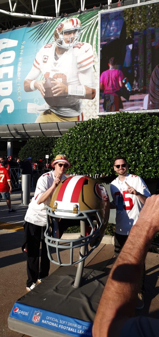 Así se vive el color en el Hard Rock Stadium de Florida previo al partido entre San Francisco 49ers y Kansas City Chiefs.