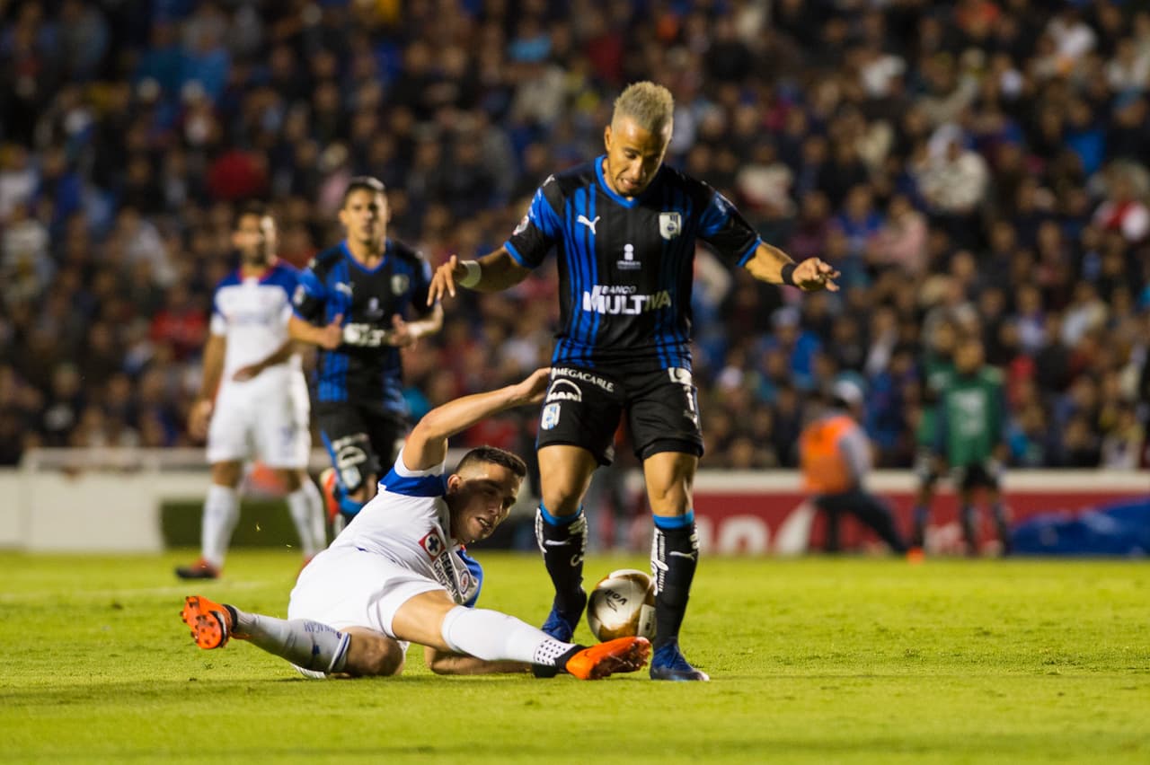 Querétaro comenzó a jugar más duro, pero no en el mejor de los sentidos, al cometer faltas y endurecer la pierna, producto de la frustración por el resultado del partido.
