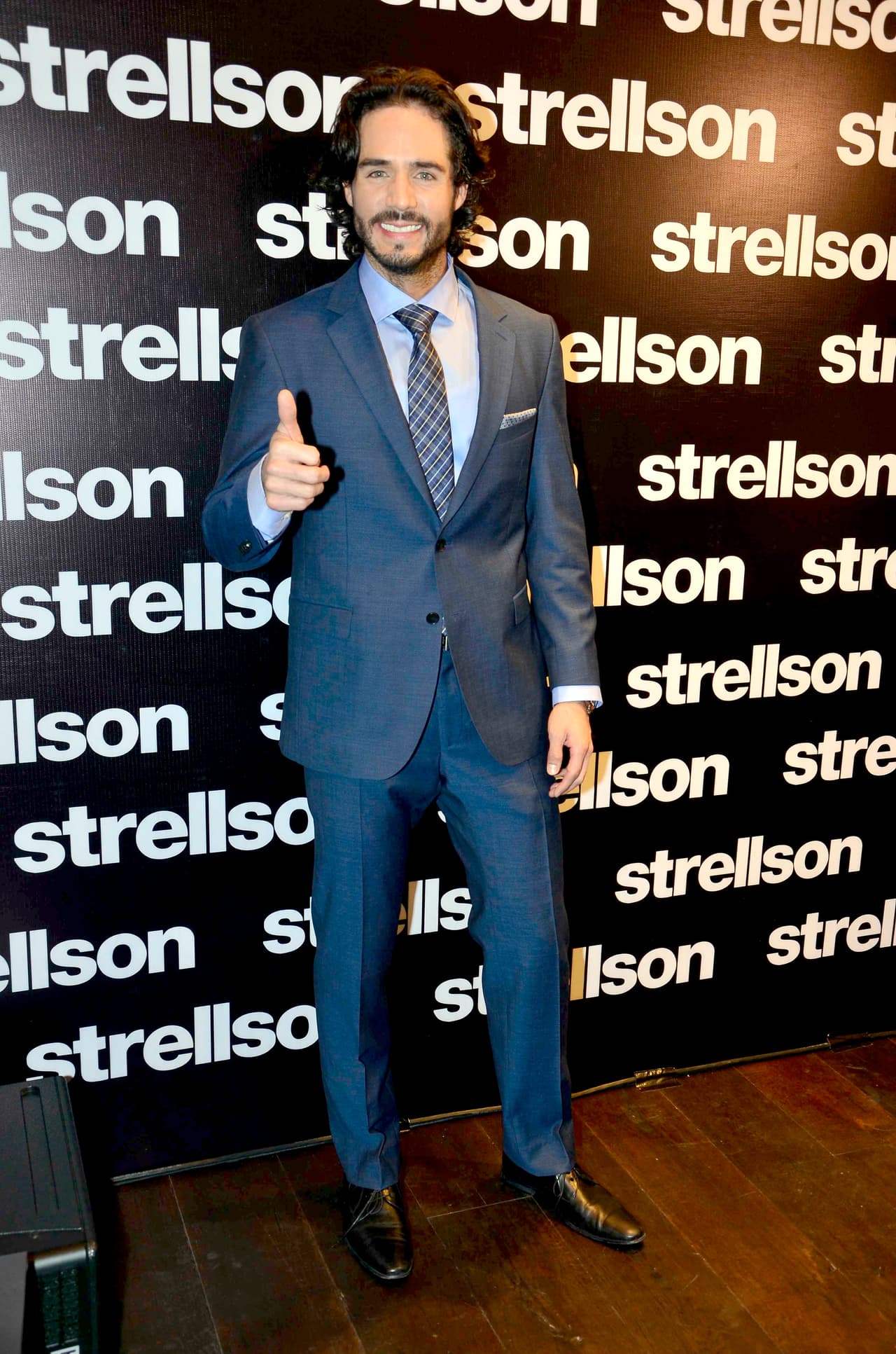 “Yo quería ser futbolista. Cuando vivía en Guadalajara, jugaba en Chivas. Después me aventuré a jugar tenis y la vida fue tan mágica que me dio un giro de 180 grados y me llevó a la actuación y al canto. Así es como llegué a estudiar al CEA (Centro de Educación Artística) de Televisa”, confesó el actor según el portal 'La opinión'.