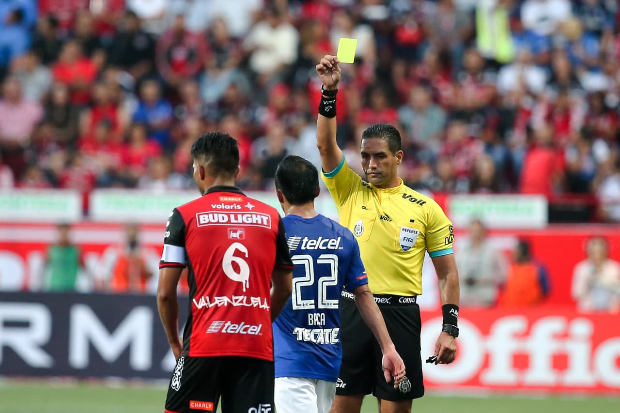 Roberto García Orozco fue el árbitro central. Seis tarjetas amarillas fueron necesarias para controlar el encuentro.