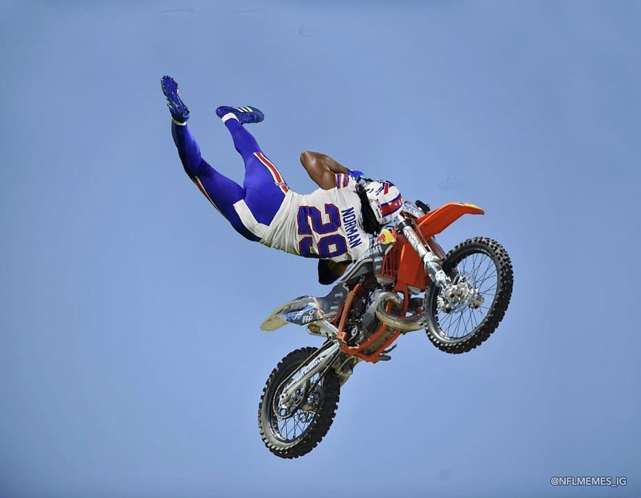 Los memes también ‘despacharon’ a Josh Norman | Las burlas en internet hicieron lo suyo luego de que el corredor de los Titans quitara de se camino al cornerback de los Buffalo Bills.