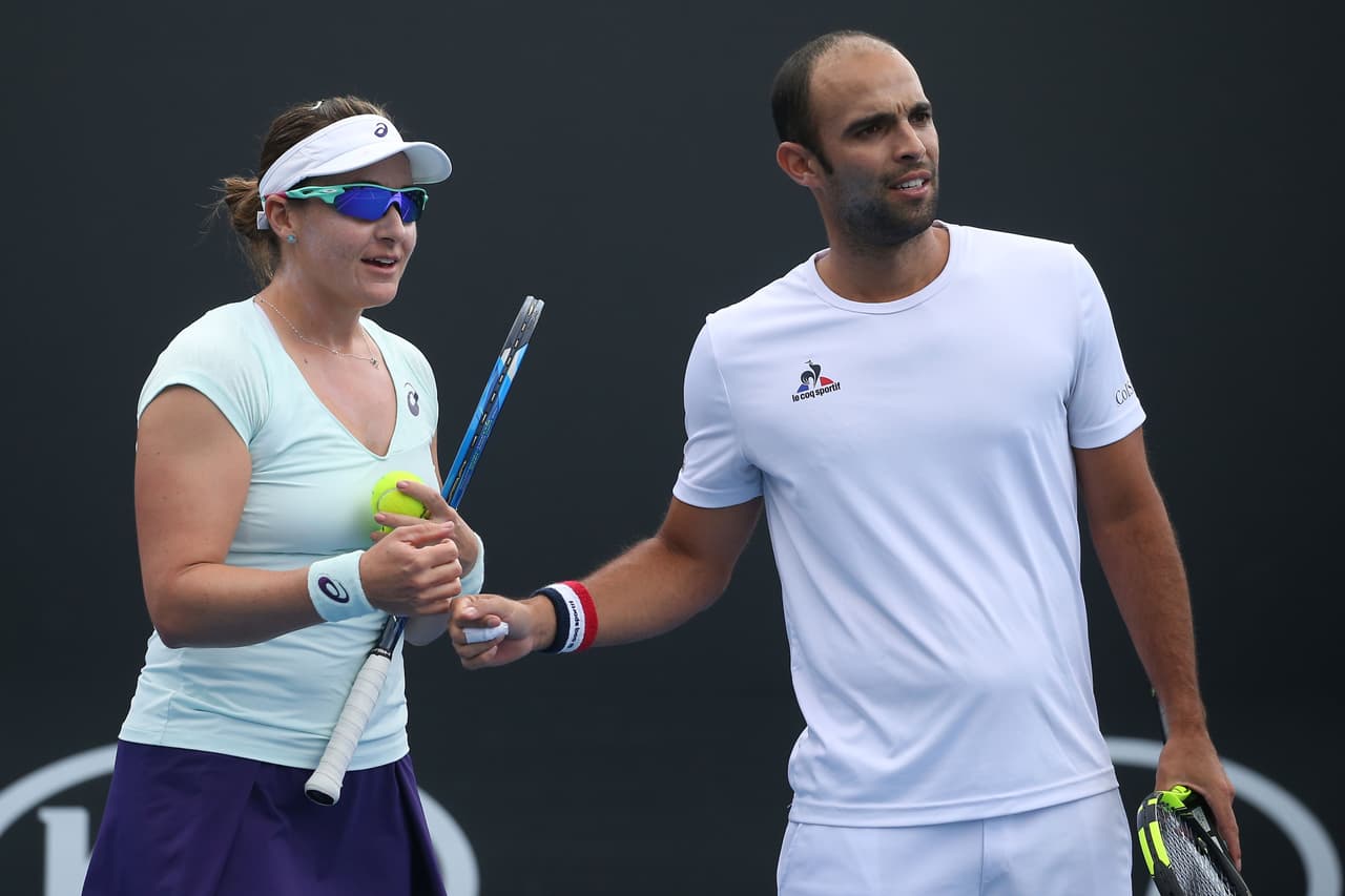 El colombiano Juan Sebastián Cabal y la estadounidense Abigall Spears se colocaron en las semifinales del torneo mixto del Abierto de Australia, al derrotar a surafricano Raven Klasen y la holandesa Michaella Krajicek, por 6-4 y 6-3.