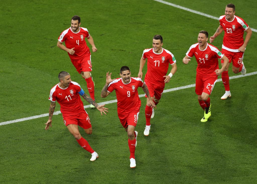Un festejo masivo siguió a esa gran ejecución del juego aéreo por parte de los futbolistas serbios. Este panorama lucía alentador para ellos.