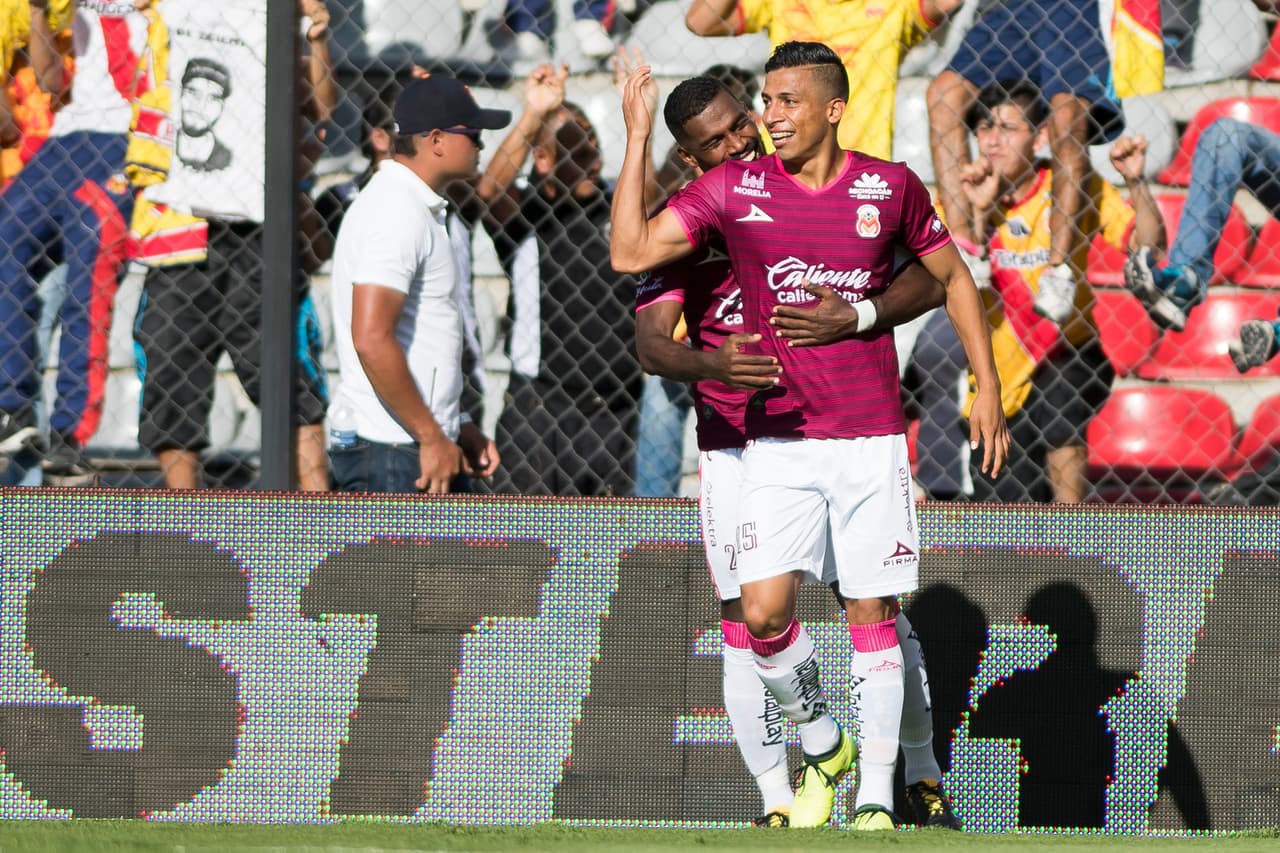 Pero Gabriel Achilier inmediatamente fue a darle un cálido abrazo.