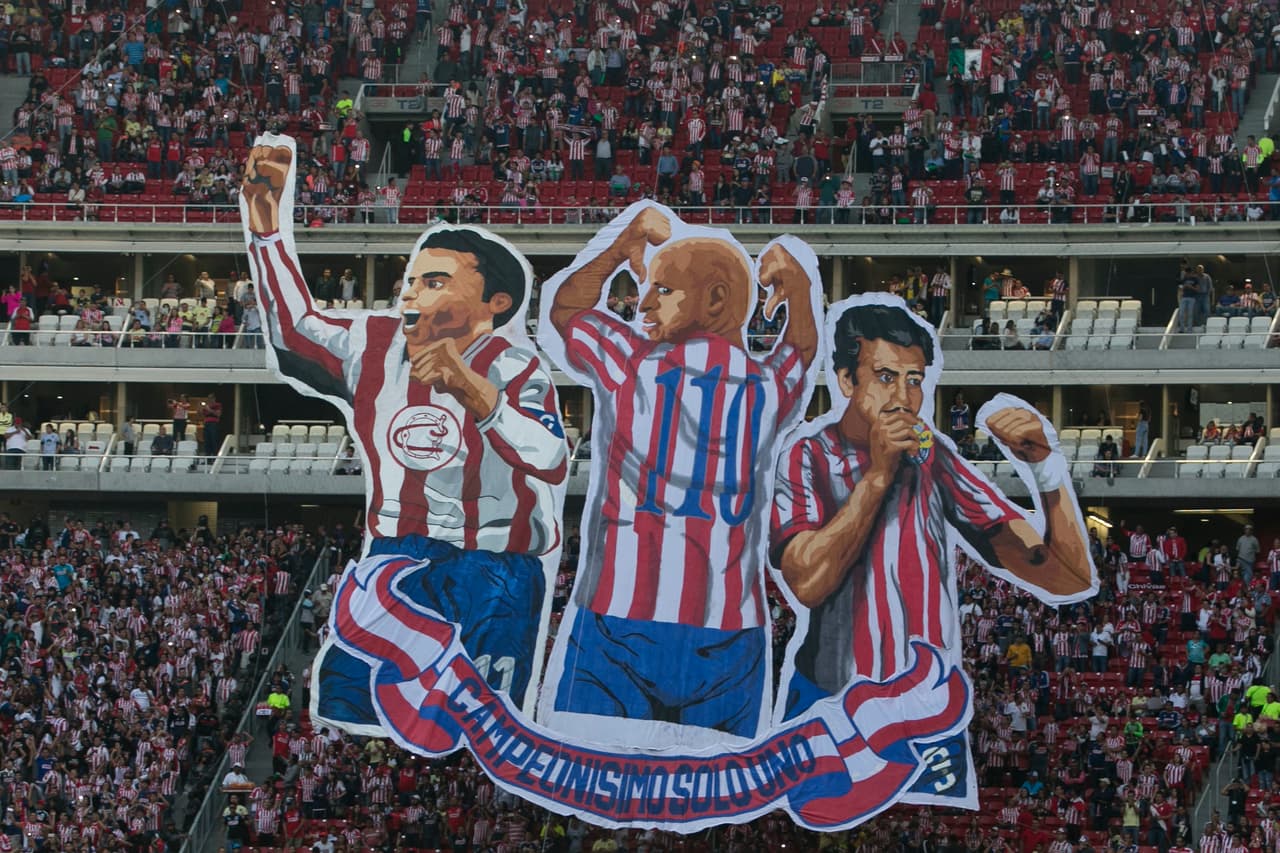 Chivas también rindió homenaje a sus grandes leyendas el pasado 13 de marzo de 2016 en el estadio de Guadalajara. Un mosaico con los personajes más representativos de su historia fue un llamado de atención a la grandeza.