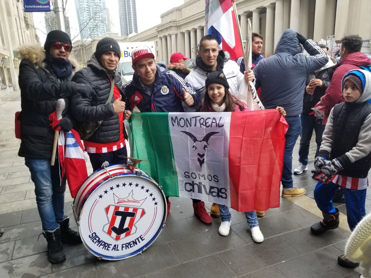 Aficionados de Chivas llegaron al hotel donde estuvo el equipo en la ida final de Liga de Campeones de Concacaf ante Toronto F.C. Ni el frío, ni el hambre, ni las largas distancias fueron obstáculo.