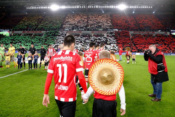 En el juego contra el Excelsior, donde el PSV goleó 6-1 el colorido mexicano fue protagonista.