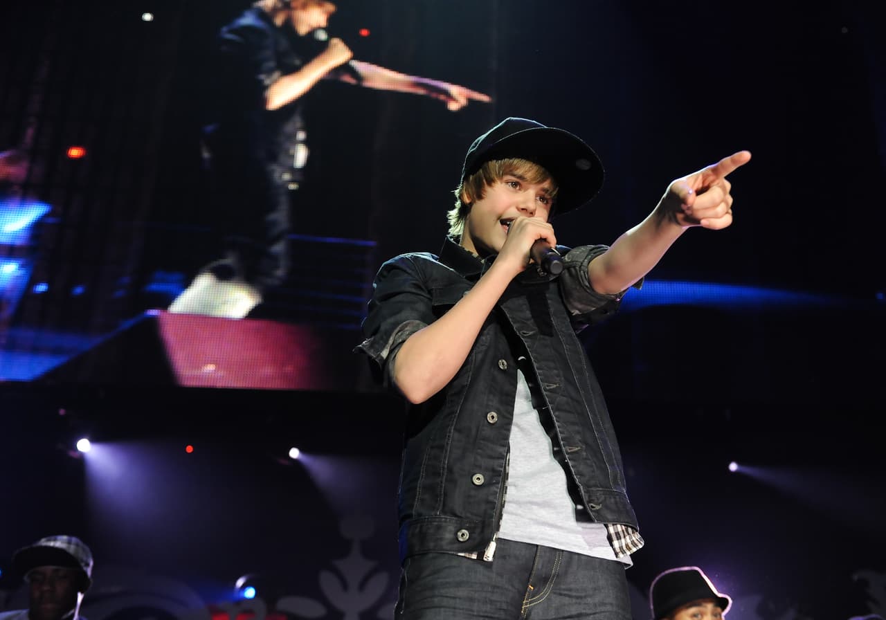 Poco tiempo después, el artista revolucionaba el mundo del espectáculo en las tarimas y con su música, que se volvió referente para las adolescentes.