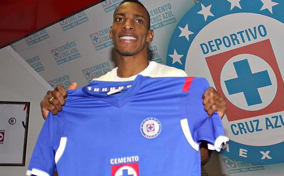 Umbro trollea a Cruz Azul por borrar su logo en una fotografía