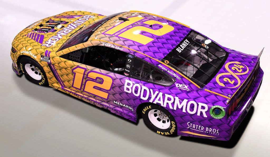 Daniel Suárez, piloto mexicano de la NASCAR, usará botas y guantes para rendir homenaje a Kobe Bryant.