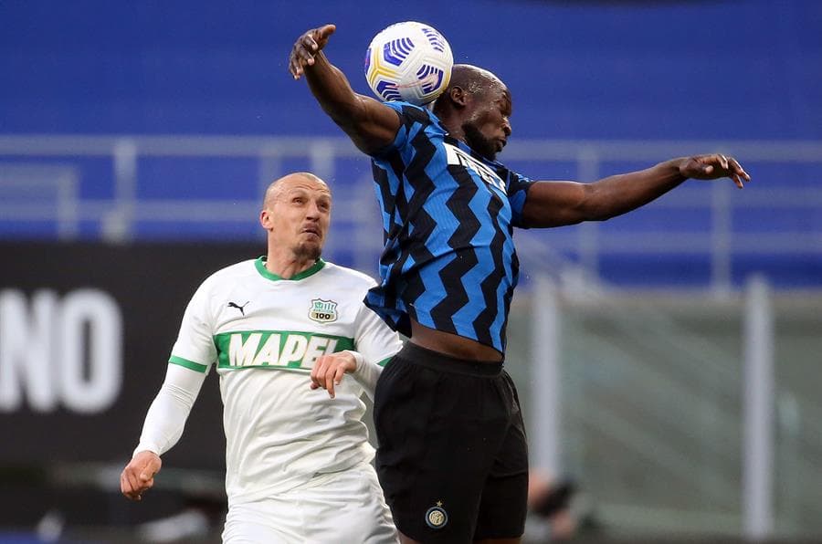 Con goles de Romelu Lukaku y Lautaro Martínez, los 'Nerazzurri' se llevan la victoria sobre el Sassuolo durante la Jornada 28 de la Serie A. El único tanto para la visita fue por parte de Hamed Junior Traoré al minuto 85 del encuentro. El Inter queda como líder absoluto de la liga italiana.