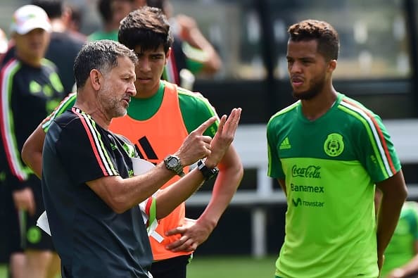 The coach of Mexico's national football team, Colombian Juan Carlos Osorio (L) speaks with Giovani dos Santos (R) during a training session in Mexico City on October 4, 2016 ahead of the upcoming international friendly matches against New Zealand and Panama. / AFP / Ronaldo SCHEMIDT (Photo credit should read RONALDO SCHEMIDT/AFP/Getty Images)