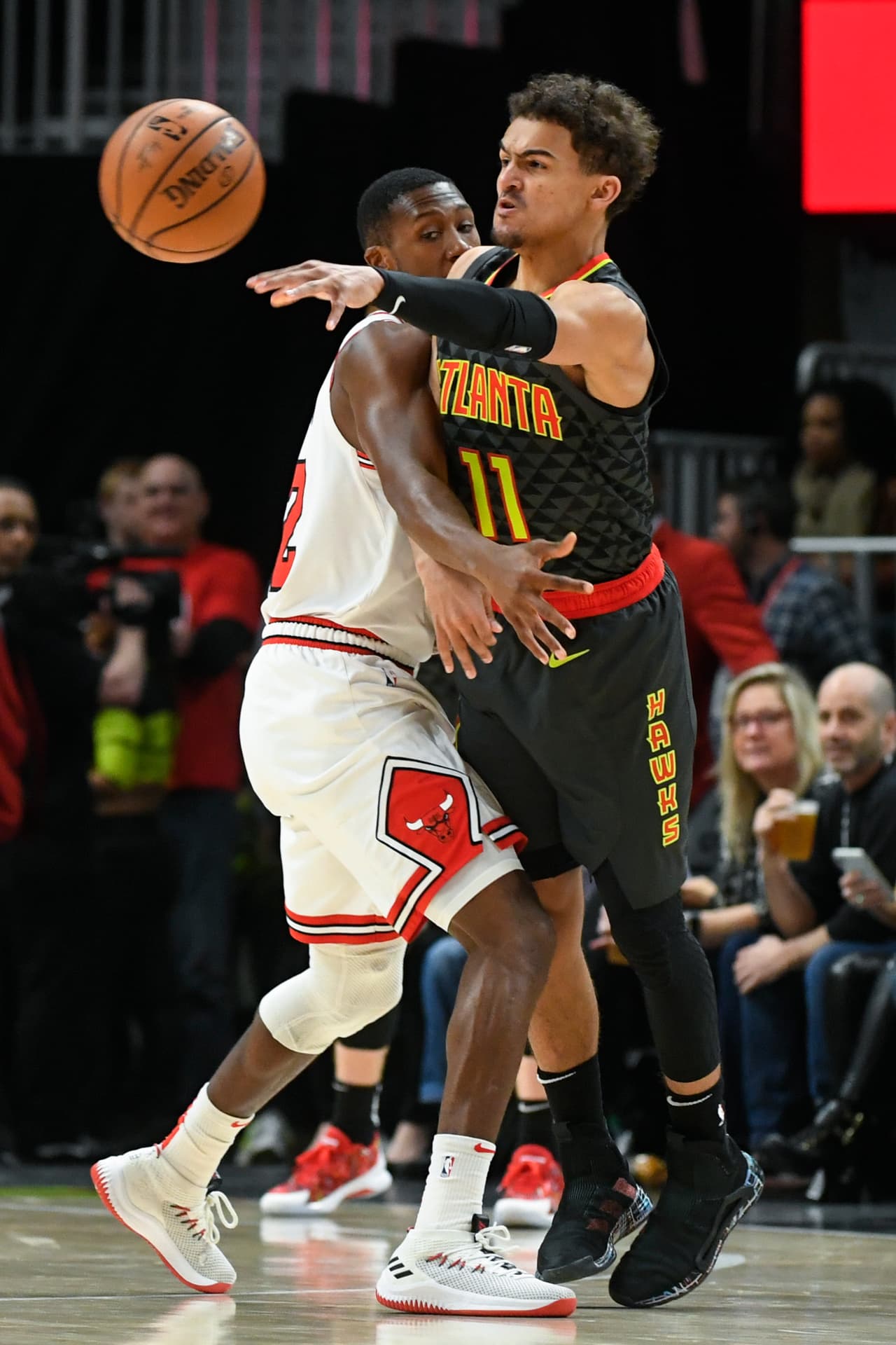 Trae Young (derecha) anotó 49 puntos, pero no fueron suficientes para los Hawks que cayeron en casa tras cuatro prórrogas.