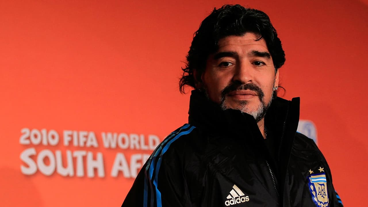 Esta es una foto del astro argentino Diego Maradona cuando dirigió a la Albiceleste en el Mundial de Sudáfrica 2010.