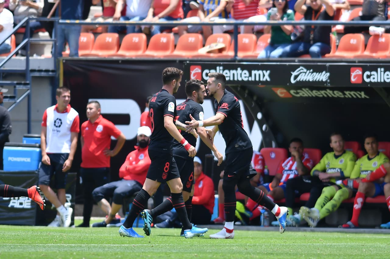 El mexicano entró por el español Saúl Ñíguez.