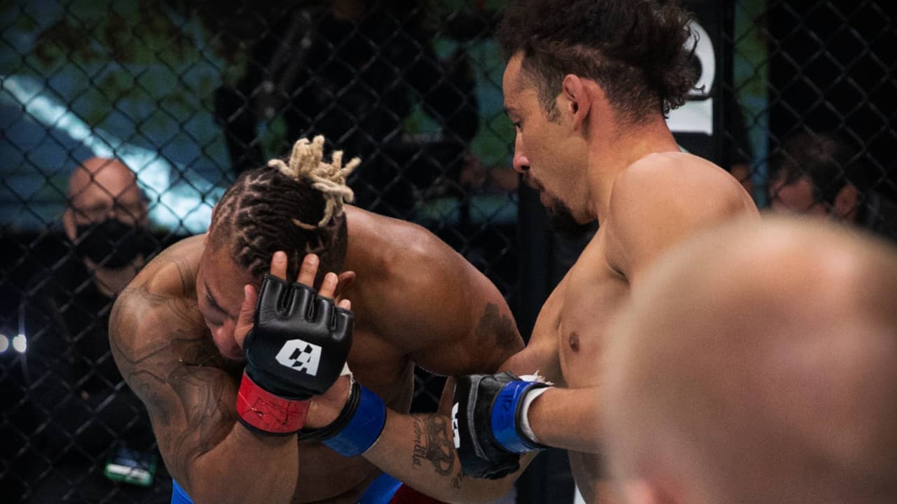 Martín 'Toro' Bravo embistió a Andrew Whitney en Combate Global