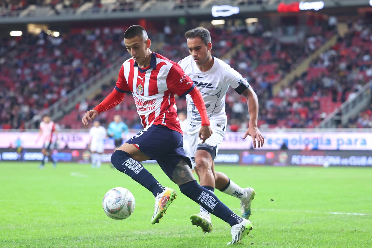 La Ida de Cuartos de Final del Apertura 2023 entre Chivas y Pumas estuvo marcada por la polémica mano de Ricardo Marín al minuto 75' y con el Rebaño arriba por un gol. El penal no fue otorgado pese a la revisión del VAR y su polémica decisión surgió de la comparación de una jugada similar en el partido que ambos equipos habían disputado días antes como parte de la última jornada de la fase regular.