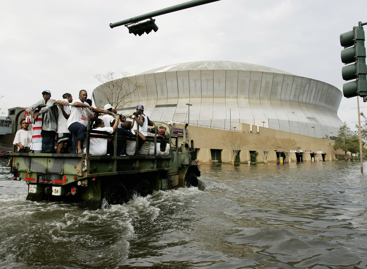 <b>Refugiarse en el Superdome</b>
<br>Camiones de la Guardia Nacional transportan residentes a través de las aguas hasta el Superdome después del Huracán Katrina en Nueva Orleans el martes 30 de agosto de 2005. Las autoridades pidieron la evacuación obligatoria de la ciudad pero muchos residentes se quedaron.