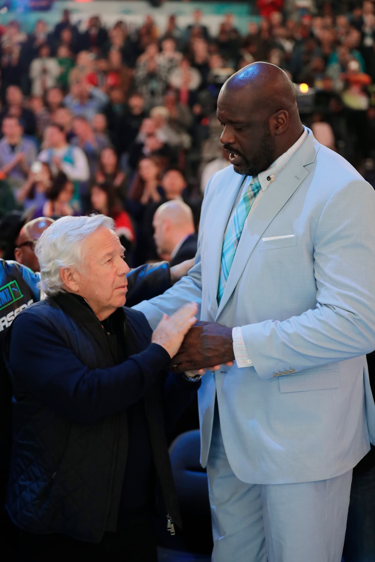 Robert Kraft, dueño de New England Patriots, aprovechó para conversar con Shaquille O'Neal.