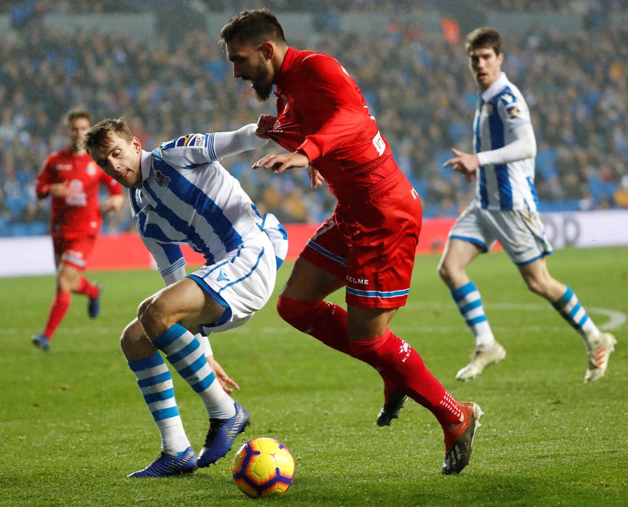 Resulta ser que parece que se endemoniaron los Periquitos y empezaron a remar contra la corriente, adelantaron líneas, y comenzaron a ser inciviso y a recuperar el esférico más pronto.
