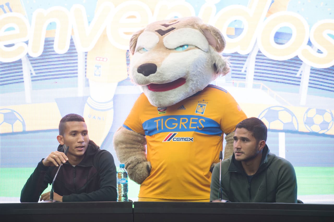 El francés Andre-Pierre Gignac y el colombiano Francisco Meza, ambos lesionados, compartieron con fanáticos de Tigres UANL en Nuevo León, previo al partido del equipo contra Chivas de Guadalajara.