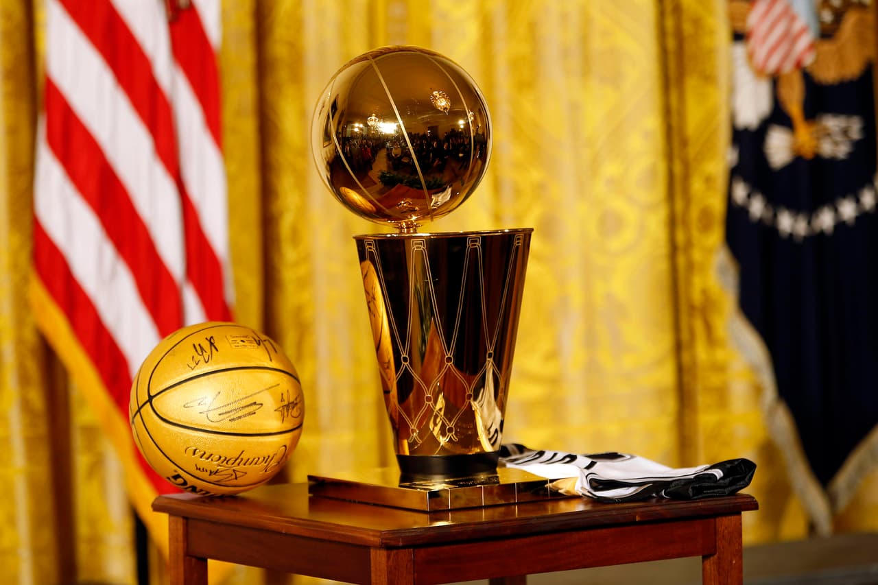 Dentro del panorama deportivo norteamericano la Copa MLS 'compite' con otros grandes trofeos como el de la NBA, que aparece aquí en una dependencia presidencial durante una visita a la Casa Blanca. (Crédito: USA Today Images)