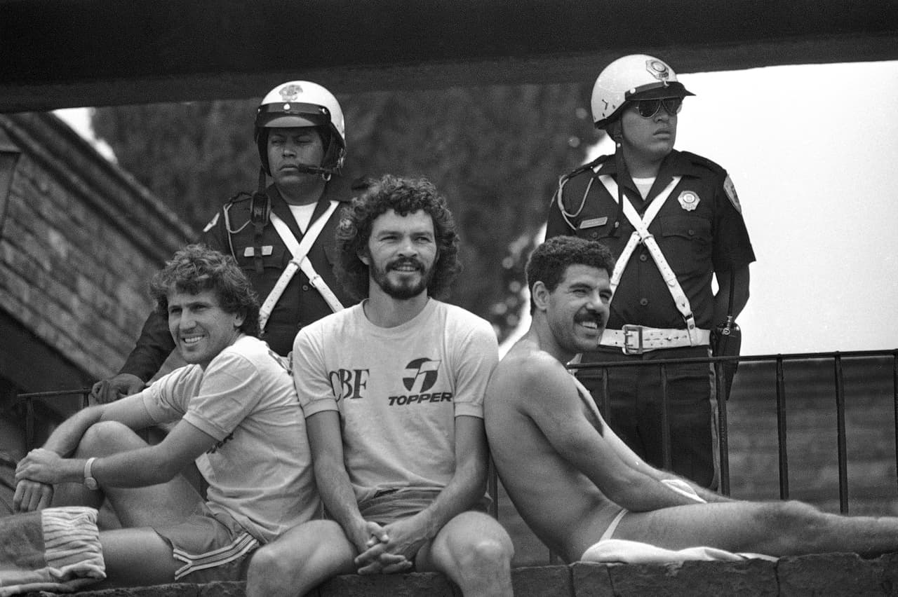La barba de Sócrates (centro) resultó un referente de Brasil durante los años ochentas. La figura del volante se recuerda con esta imagen despreocupada, que sincronizó con la frescura de su fútbol.