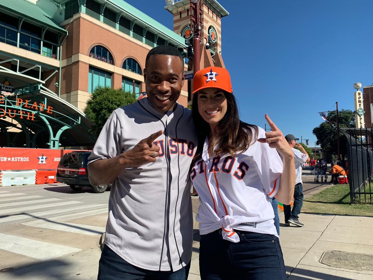 Ya se vive el color de la Serie Mundial en Houston, donde la gente convive desde temprano previo al primer juego entre Astros y Nationals.