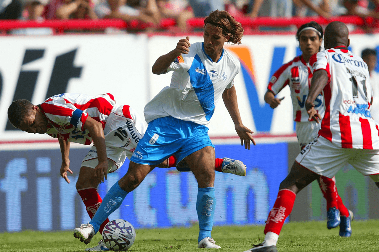 <b>Damián Zamogilny</b>
<br>- No ganó ningún campeonato de Liga durante su trayectoria, pero su historia es digna de resaltar.
<br>- Además, su fuerte juego en la media cancha acompañados de su cabellera larga, rizada y rubia, se convirtieron en un ícono de la Franja.