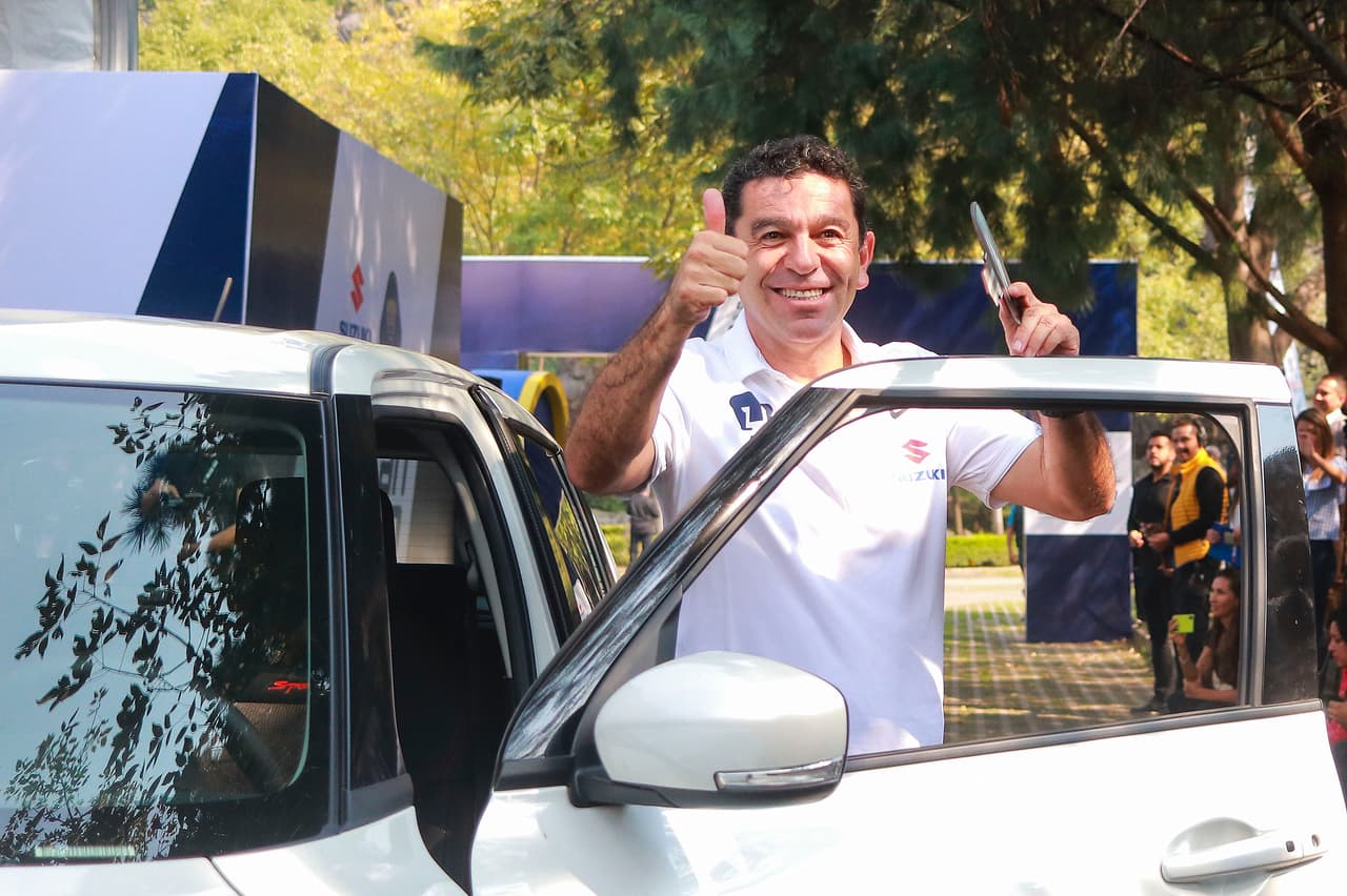 Los miembros de Pumas UNAM recibieron en la Cantera de su marca patrocinadora Suzuki vehículos de la misma gama de colores gris, blanco y rojo, a excepción del DT que recibió uno sport.