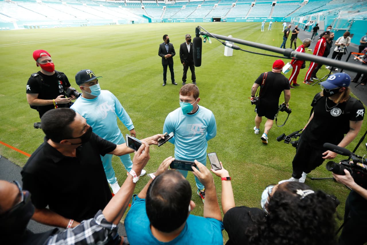 Canelo sorprende a aficionados regalando boletos para su pelea