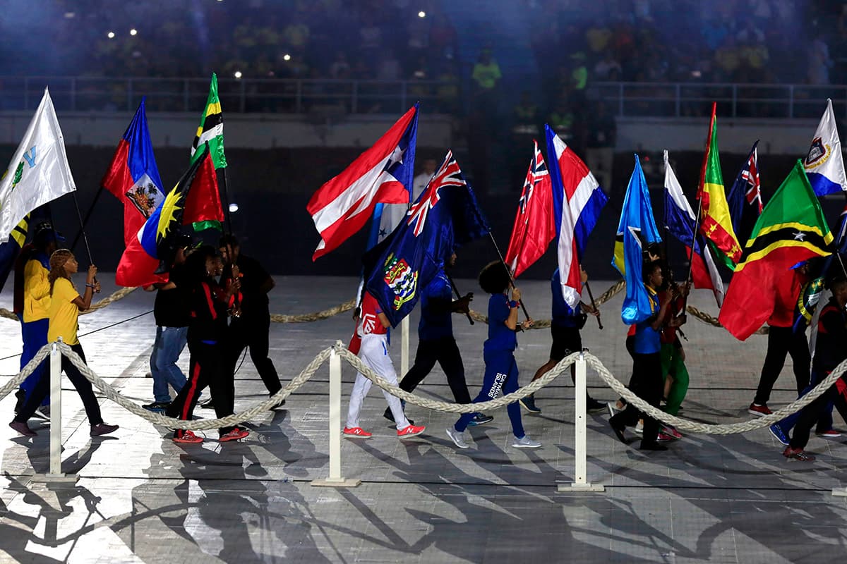 Las 37 banderas de las delegaciones participantes y sus atletas, hicieron presencia en la ceremonia de clausura.