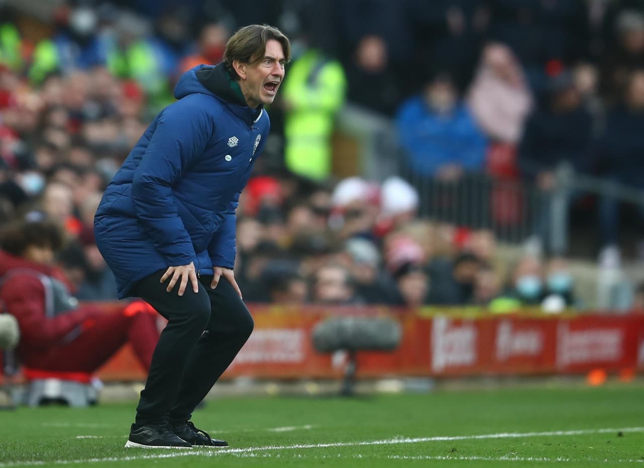 Liverpool se reencontró con el triunfo tras tres encuentros de sequía y golea al Brentford (3-0) para quedarse ya con el segundo puesto de la Premier League. Fabinho Tavares, Alex Oxlade-Chamberlain y Takumi Minamino fueron los que le dieron el triunfo a los ‘Reds’.