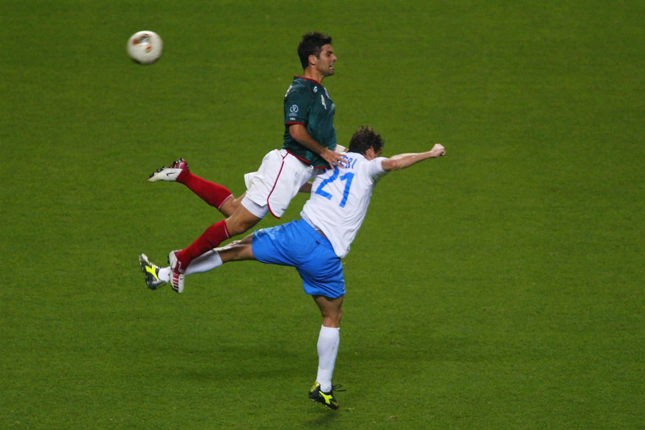 Márquez disputó cinco copas del mundo como jugador de la selección mexicana. Aquí se le ve en el Mundial Corea-Japón 2002 en el choque ante Italia.